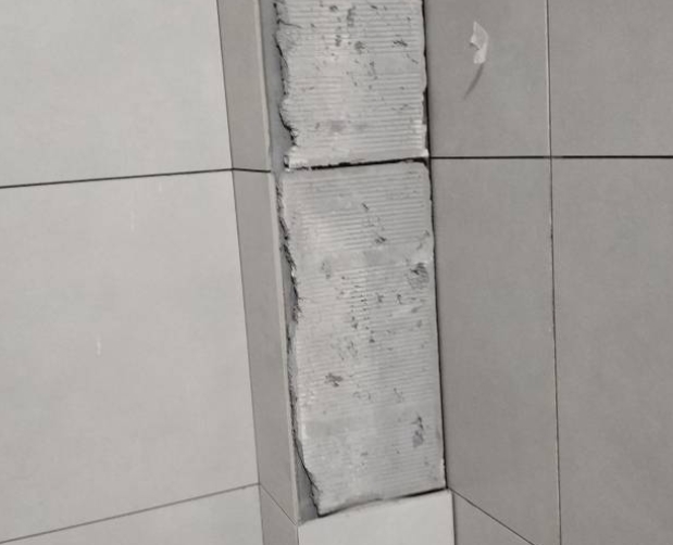 奎文瓷砖空鼓维修公司分享下瓷砖施工前基层浇水润湿程度不足，可能导致以下问题